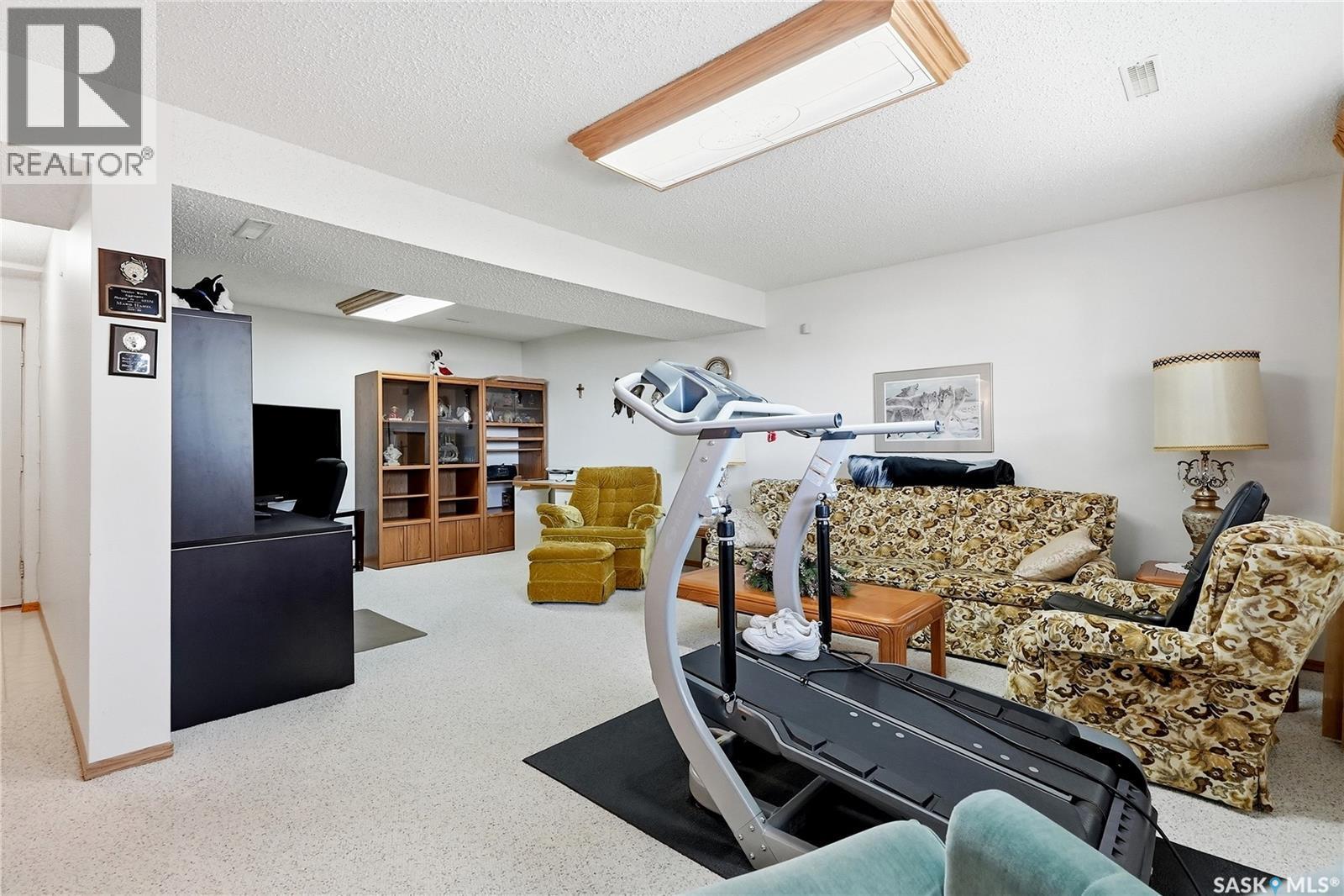 3355 Fairlight Drive, Saskatoon, SK - Indoor