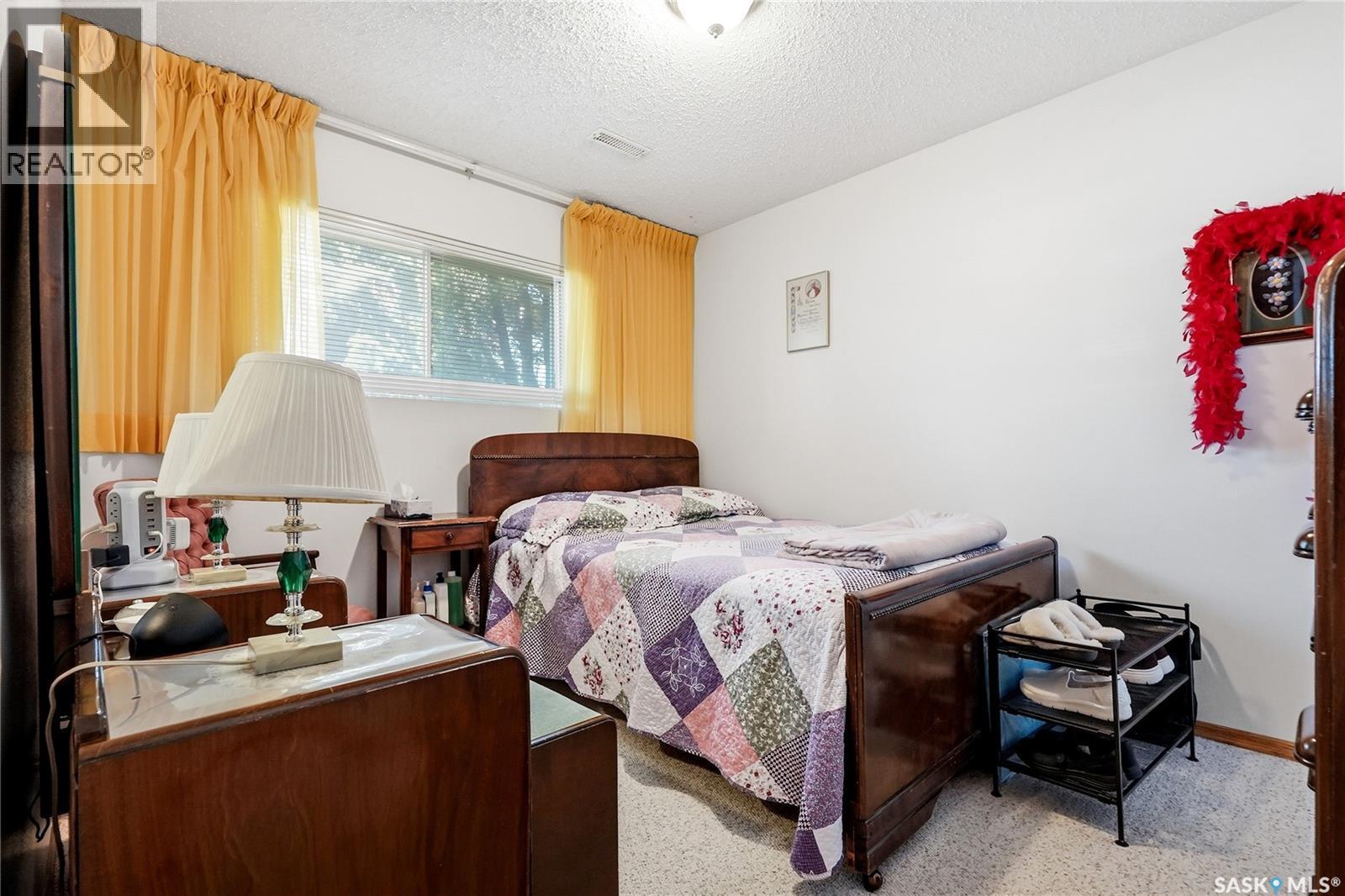 3355 Fairlight Drive, Saskatoon, SK - Indoor Photo Showing Bedroom