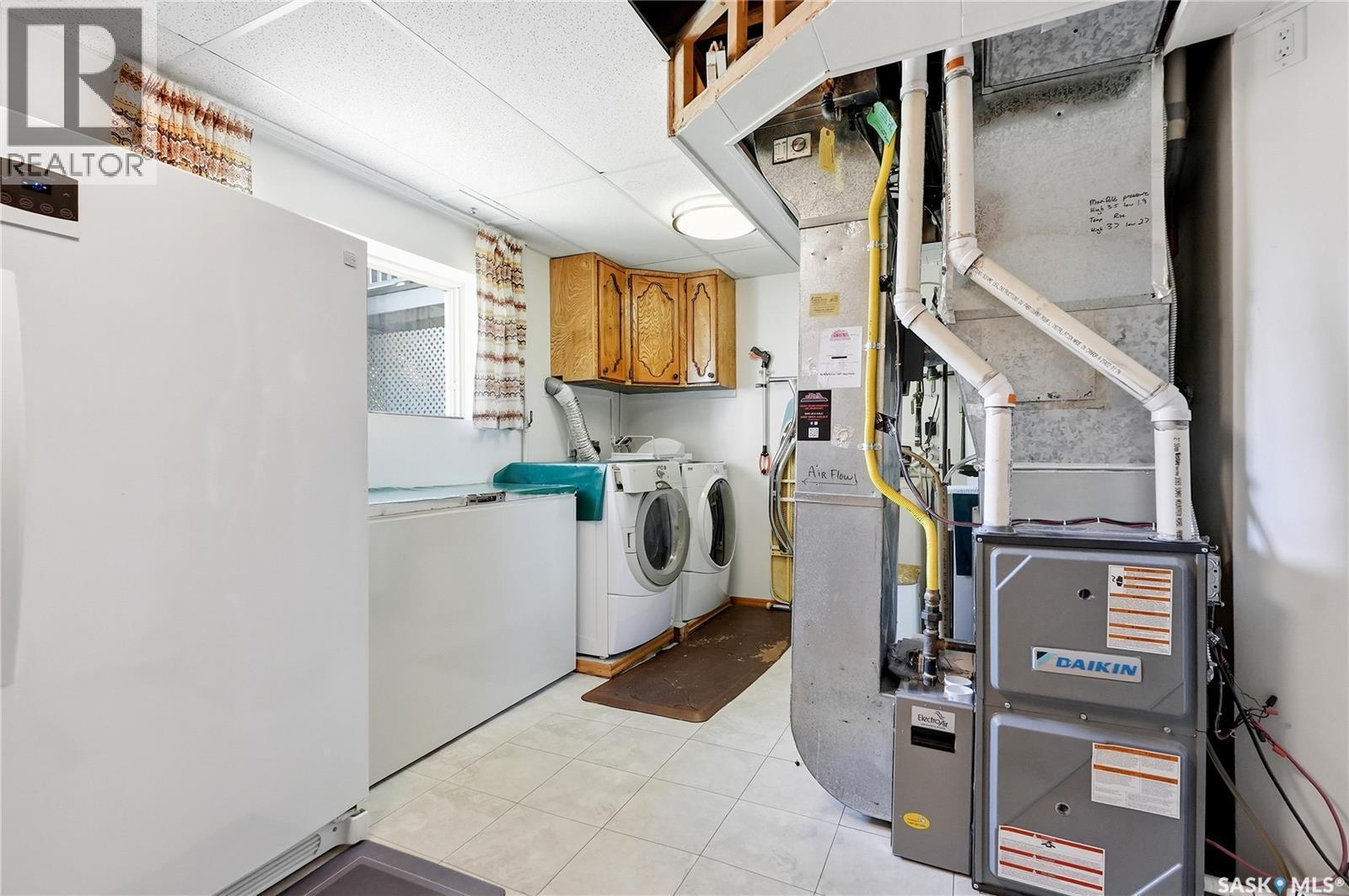 3355 Fairlight Drive, Saskatoon, SK - Indoor Photo Showing Laundry Room
