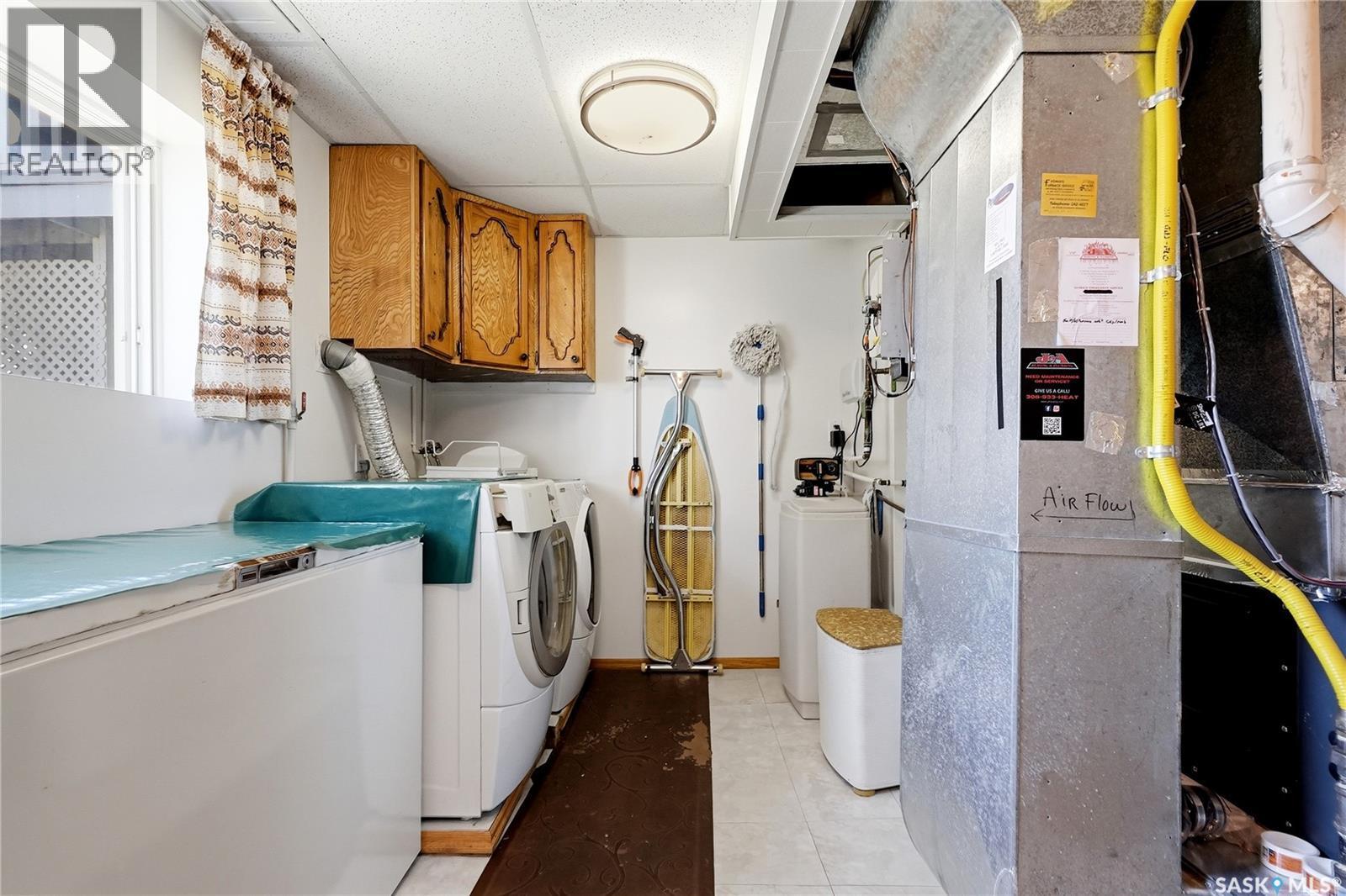 3355 Fairlight Drive, Saskatoon, SK - Indoor Photo Showing Laundry Room
