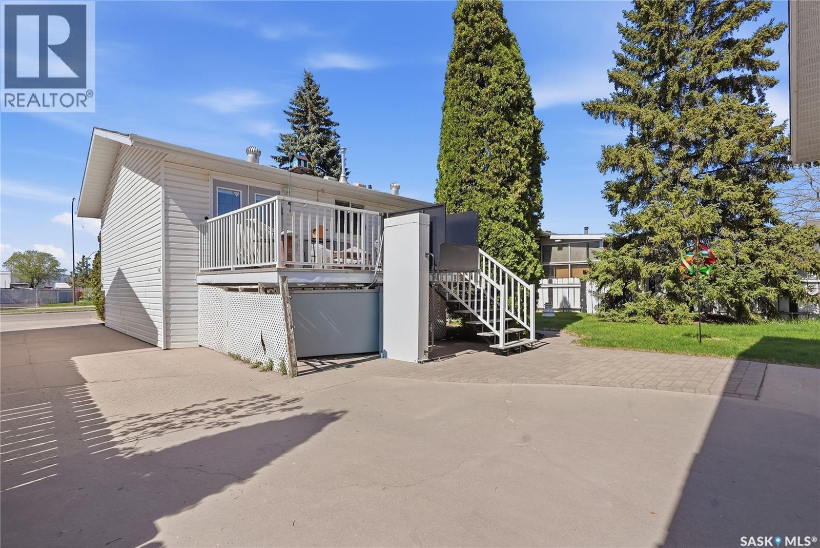 3355 Fairlight Drive, Saskatoon, SK - Outdoor