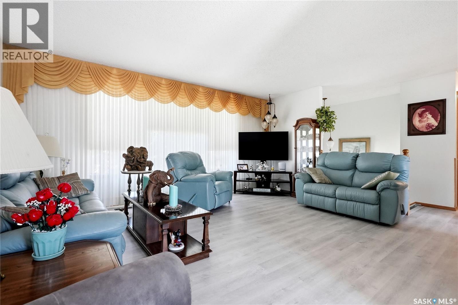 3355 Fairlight Drive, Saskatoon, SK - Indoor Photo Showing Living Room