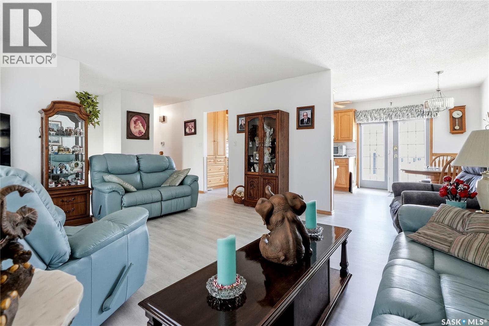 3355 Fairlight Drive, Saskatoon, SK - Indoor Photo Showing Living Room