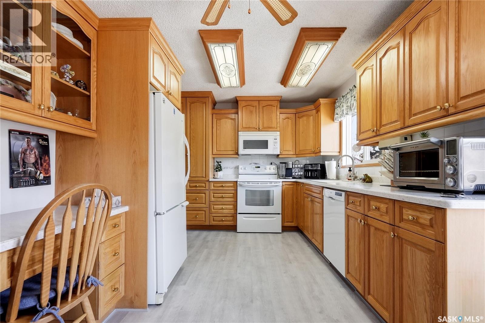 3355 Fairlight Drive, Saskatoon, SK - Indoor Photo Showing Kitchen
