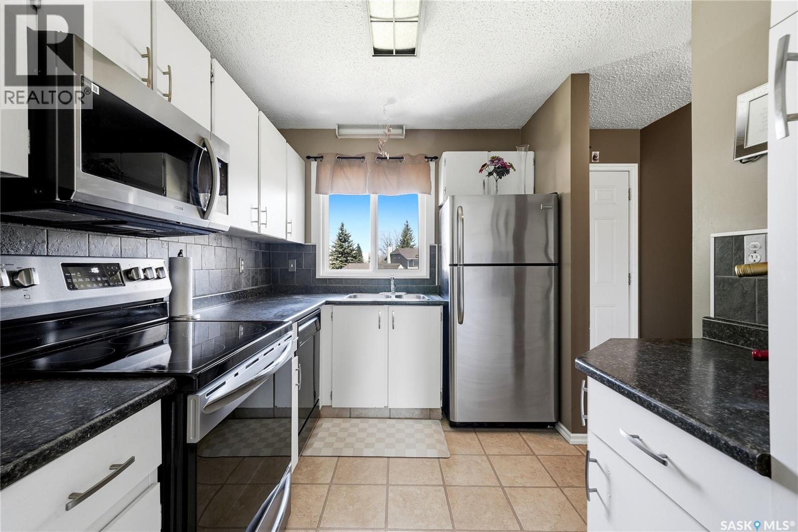 6427 Rochdale Boulevard, Regina, SK - Indoor Photo Showing Kitchen With Stainless Steel Kitchen