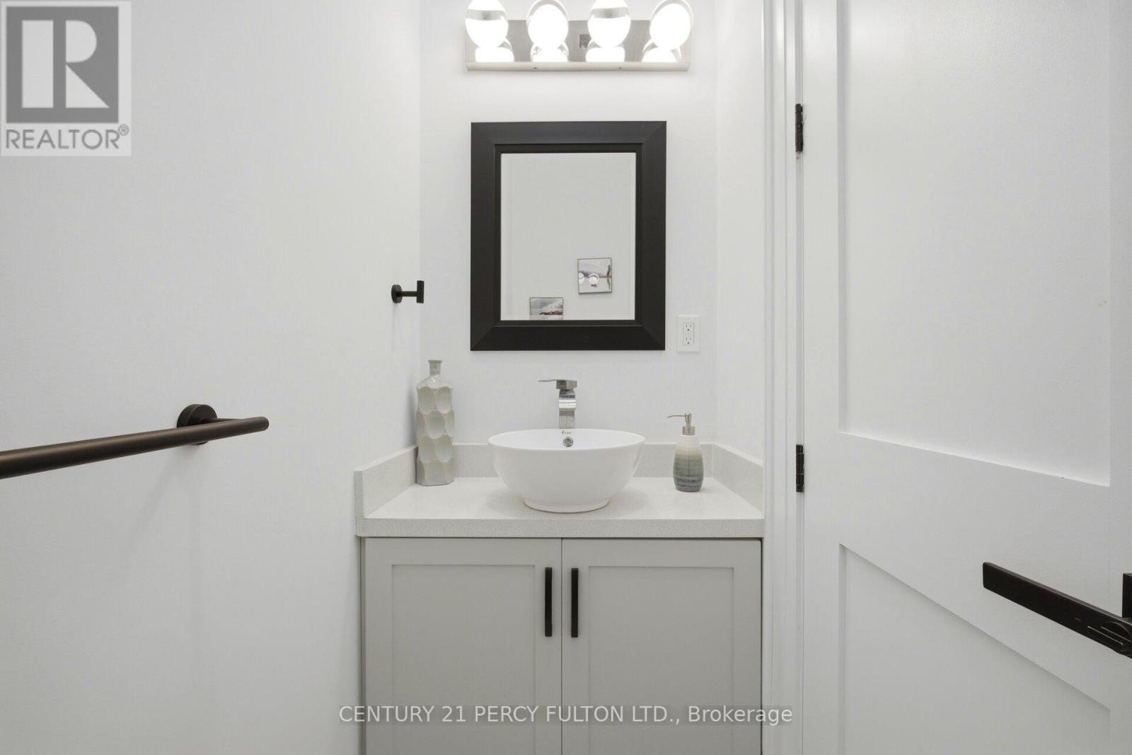 195 Danforth Road, Toronto, ON - Photo Showing Bathroom