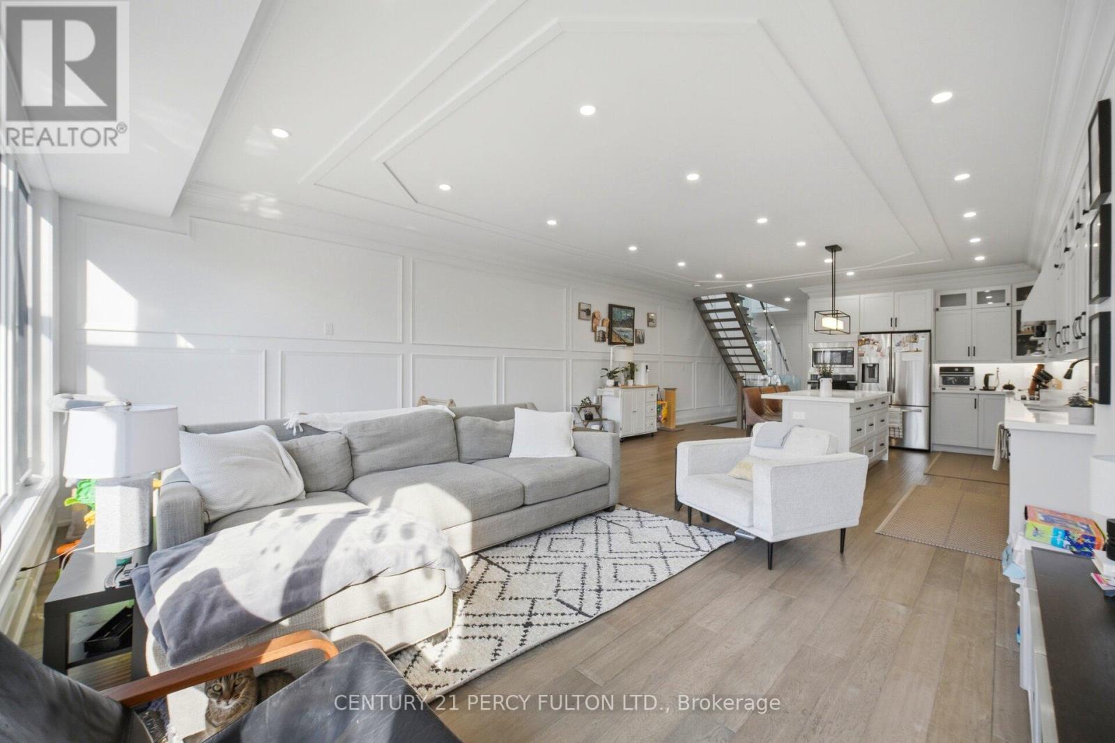 195 Danforth Road, Toronto, ON - Indoor Photo Showing Living Room