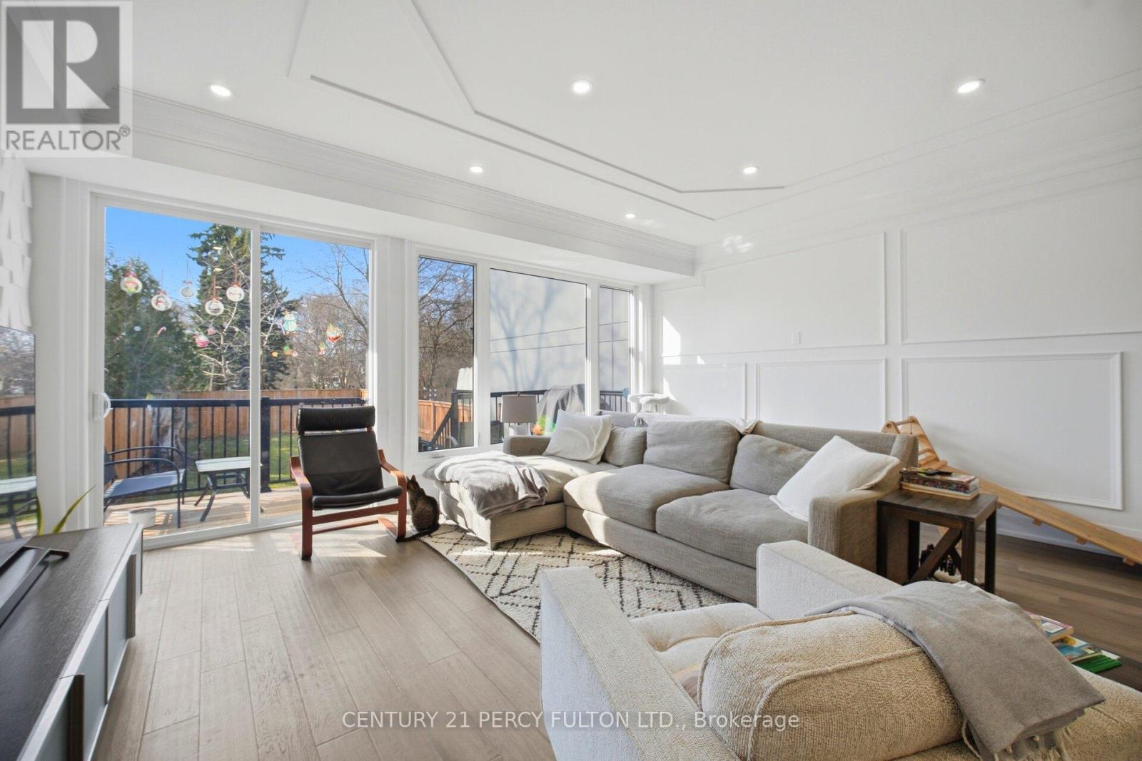 195 Danforth Road, Toronto, ON - Indoor Photo Showing Living Room