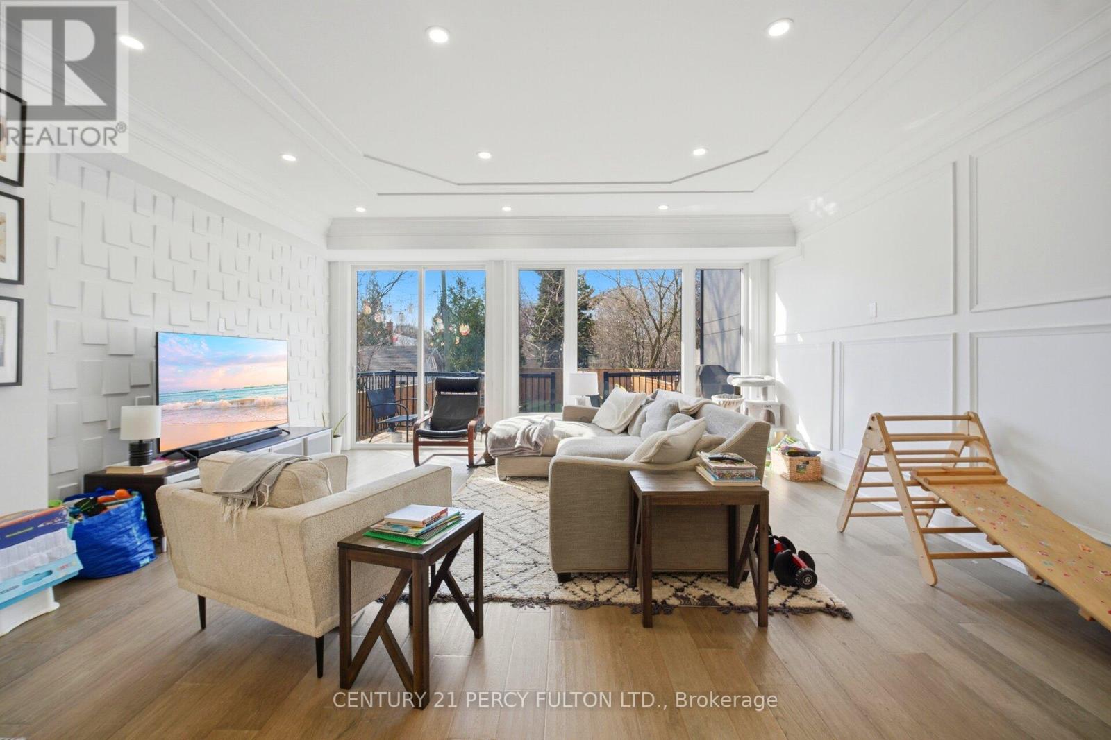195 Danforth Road, Toronto, ON - Indoor Photo Showing Living Room