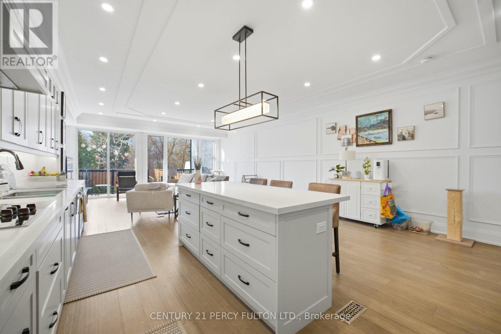 195 Danforth Road, Toronto, ON - Indoor Photo Showing Kitchen With Upgraded Kitchen