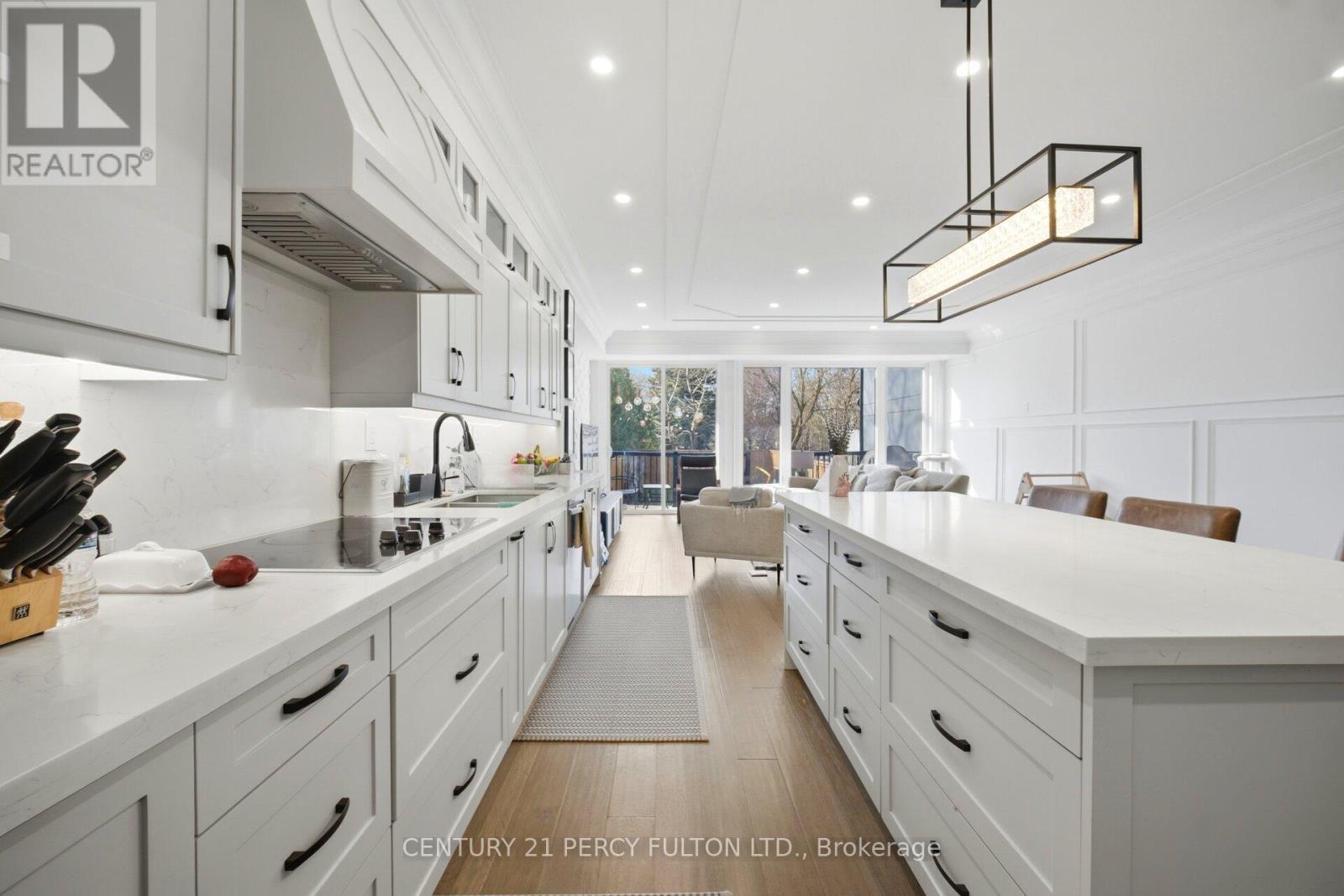 195 Danforth Road, Toronto, ON - Indoor Photo Showing Kitchen With Upgraded Kitchen