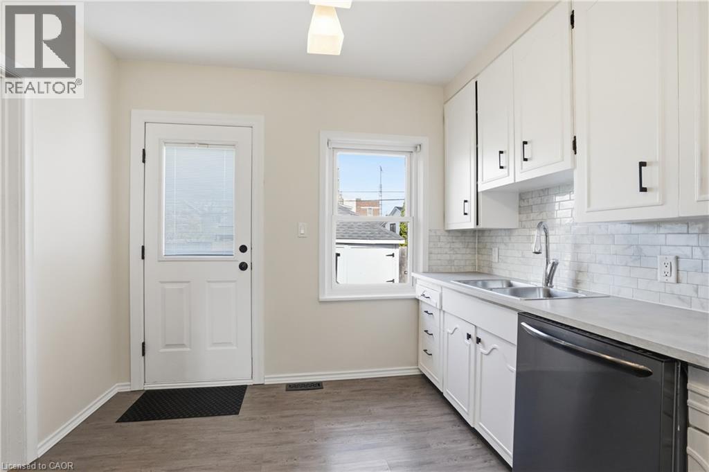 43 Cameron Avenue N, Hamilton, ON - Indoor Photo Showing Kitchen