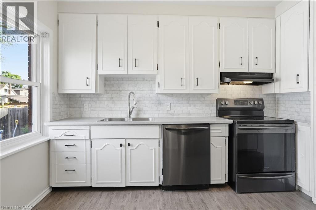 43 Cameron Avenue N, Hamilton, ON - Indoor Photo Showing Kitchen