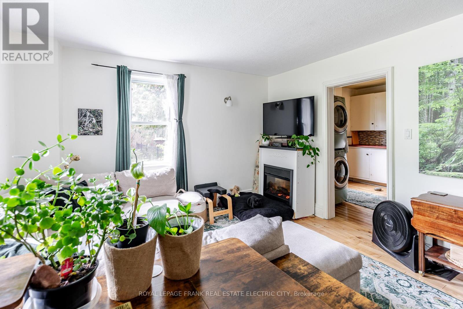 733 BETHUNE STREET - 733-735 Bethune Street N, Peterborough (Northcrest Ward 5), ON - Indoor With Fireplace