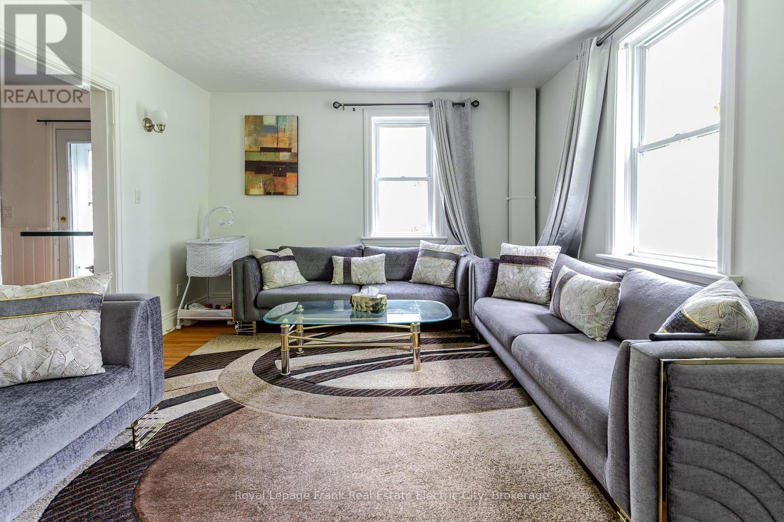 735 BETHUNE STREET - 733-735 Bethune Street N, Peterborough (Northcrest Ward 5), ON - Indoor Photo Showing Living Room