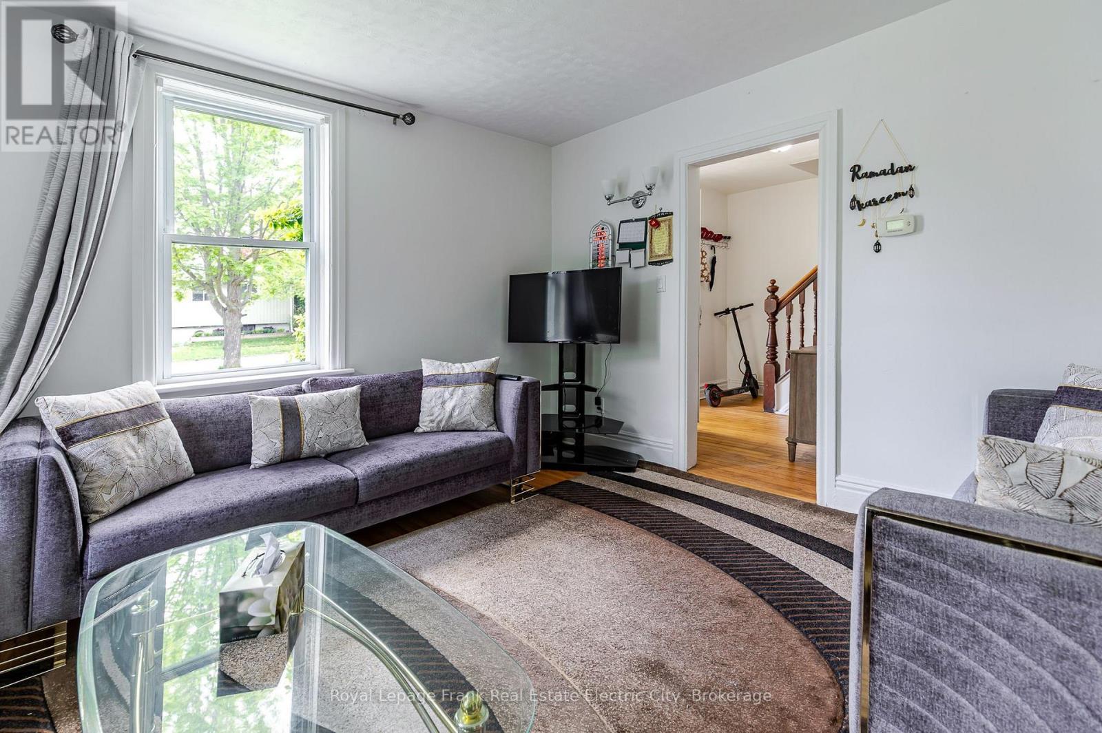 735 BETHUNE STREET - 733-735 Bethune Street N, Peterborough (Northcrest Ward 5), ON - Indoor Photo Showing Living Room