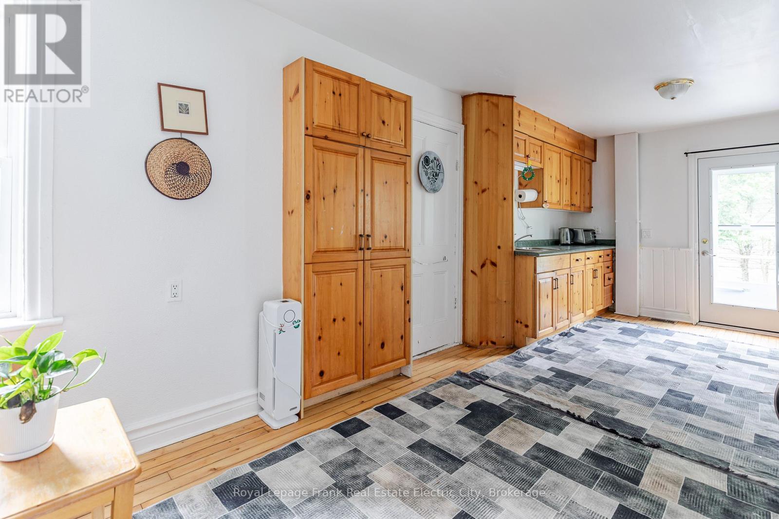 735 BETHUNE STREET - 733-735 Bethune Street N, Peterborough (Northcrest Ward 5), ON - Indoor