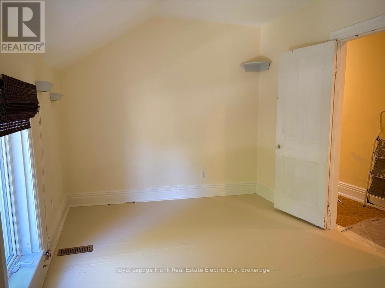 735 BETHUNE STREET - 733-735 Bethune Street N, Peterborough (Northcrest Ward 5), ON - Indoor Photo Showing Other Room