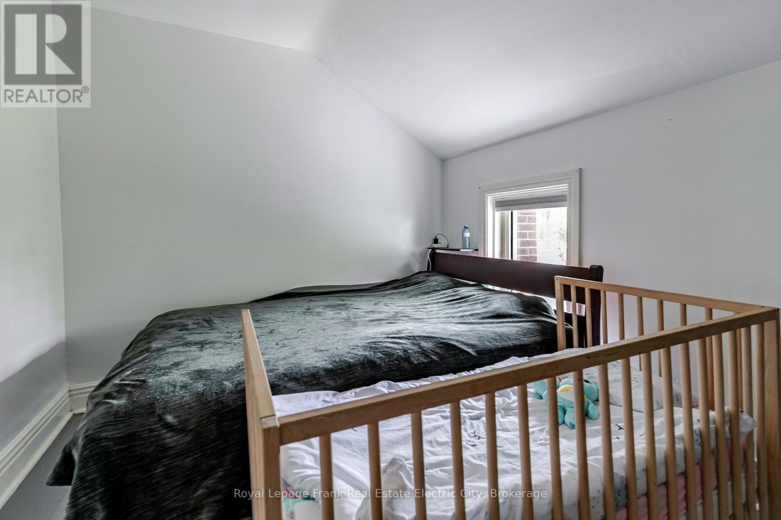 735 BETHUNE STREET - 733-735 Bethune Street N, Peterborough (Northcrest Ward 5), ON - Indoor Photo Showing Bedroom