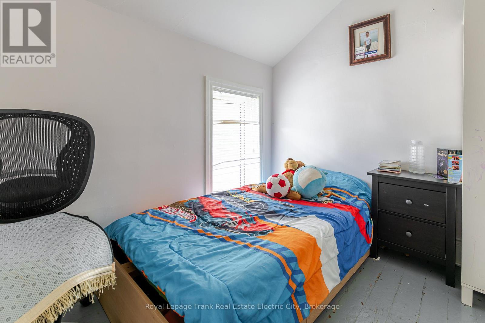735 BETHUNE STREET - 733-735 Bethune Street N, Peterborough (Northcrest Ward 5), ON - Indoor Photo Showing Bedroom