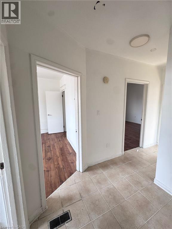 10 Fairleigh Avenue N, Hamilton, ON - Indoor Photo Showing Other Room