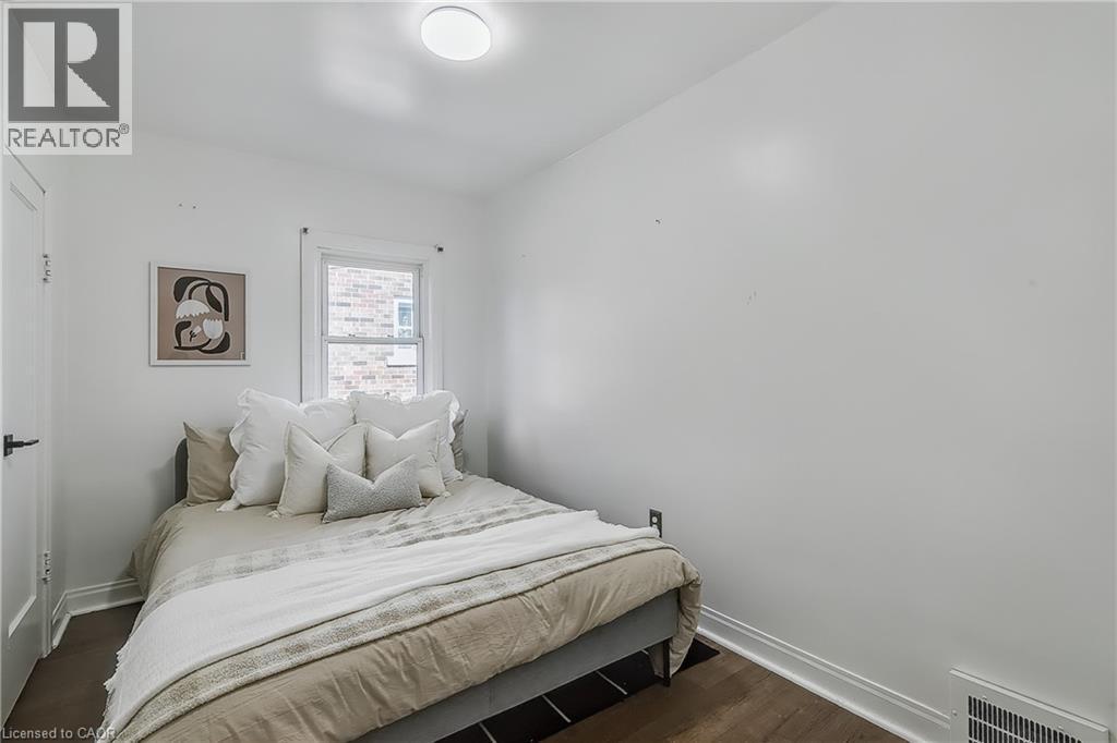 209 Bedford Road, Kitchener, ON - Indoor Photo Showing Bedroom
