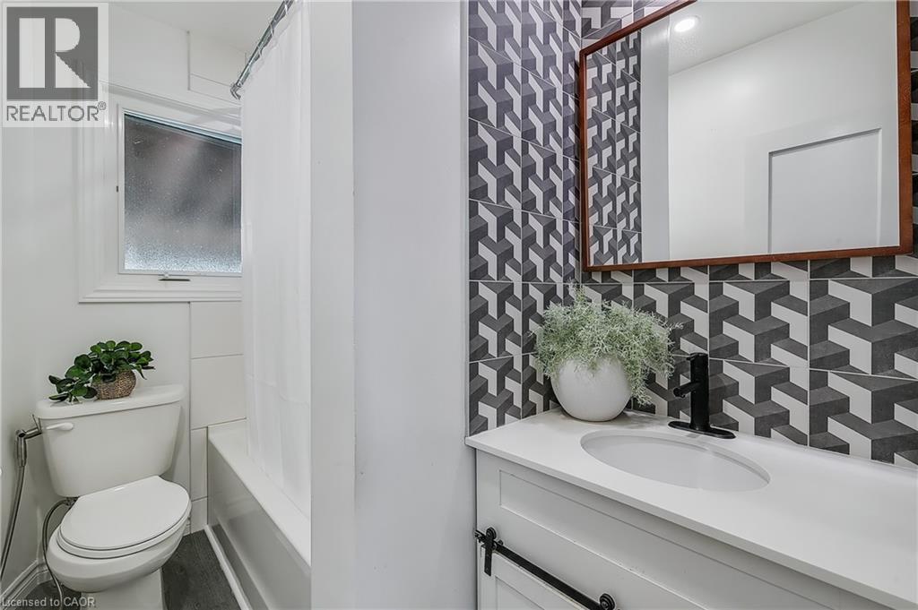 209 Bedford Road, Kitchener, ON - Indoor Photo Showing Bathroom