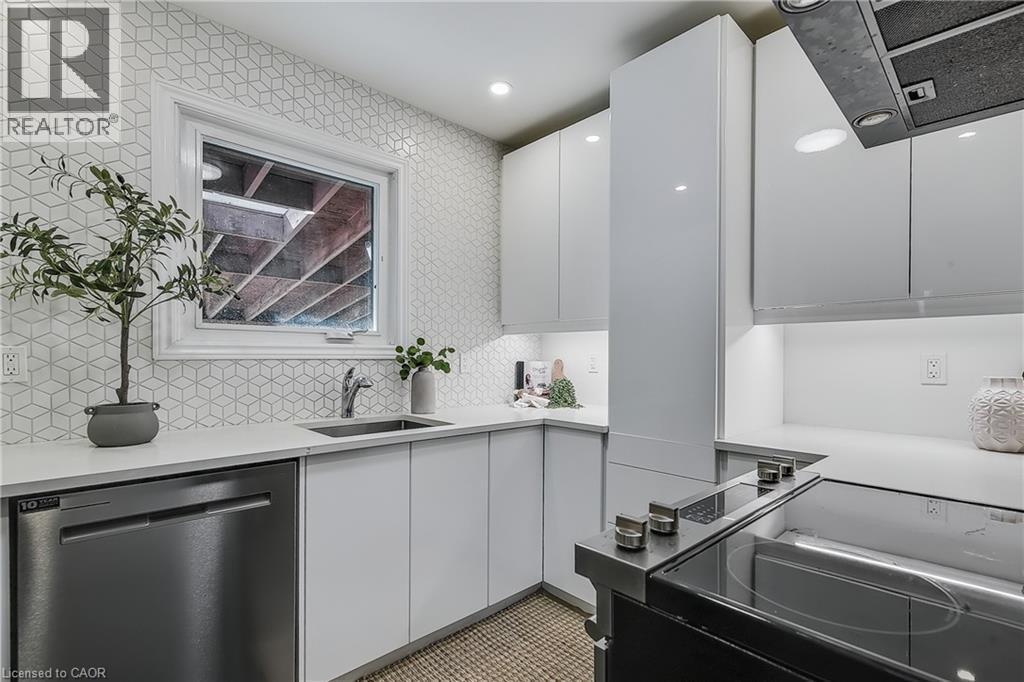 209 Bedford Road, Kitchener, ON - Indoor Photo Showing Other Room