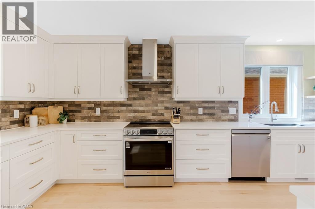 42 Handorf Drive, Cambridge, ON - Indoor Photo Showing Kitchen With Upgraded Kitchen
