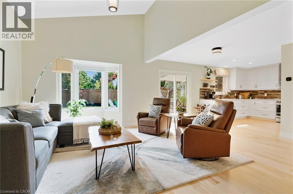 42 Handorf Drive, Cambridge, ON - Indoor Photo Showing Living Room