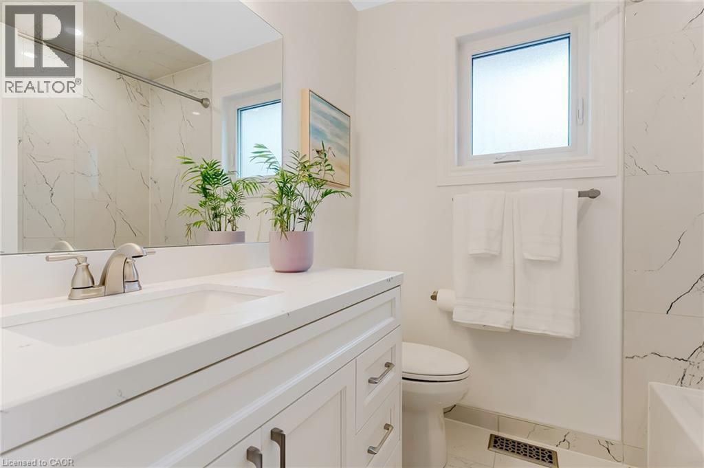42 Handorf Drive, Cambridge, ON - Indoor Photo Showing Bathroom