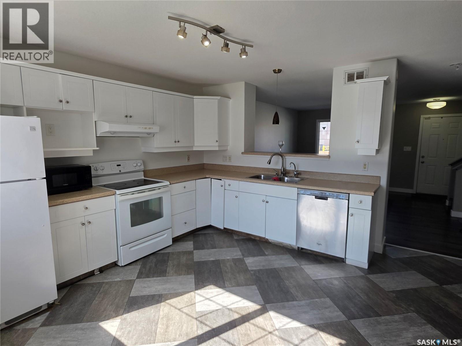 2195 Toronto Street, Regina, SK - Indoor Photo Showing Kitchen With Double Sink