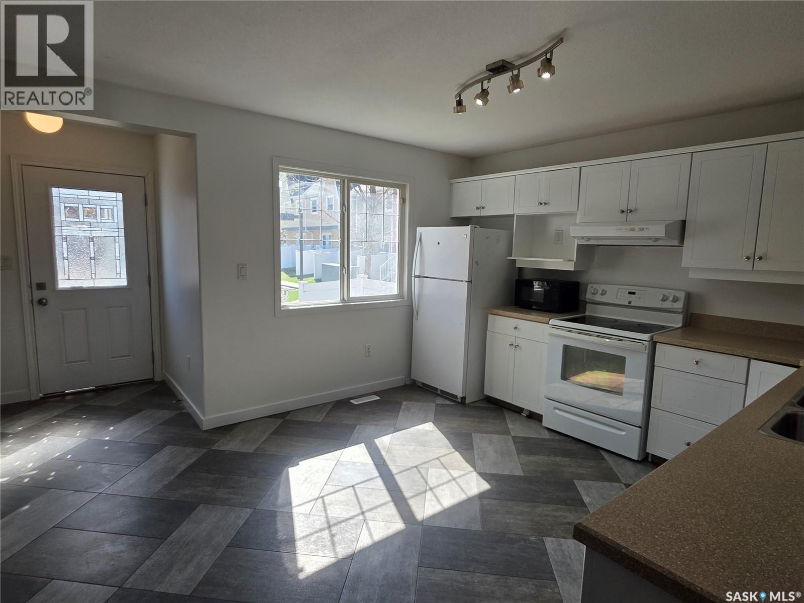 2195 Toronto Street, Regina, SK - Indoor Photo Showing Kitchen