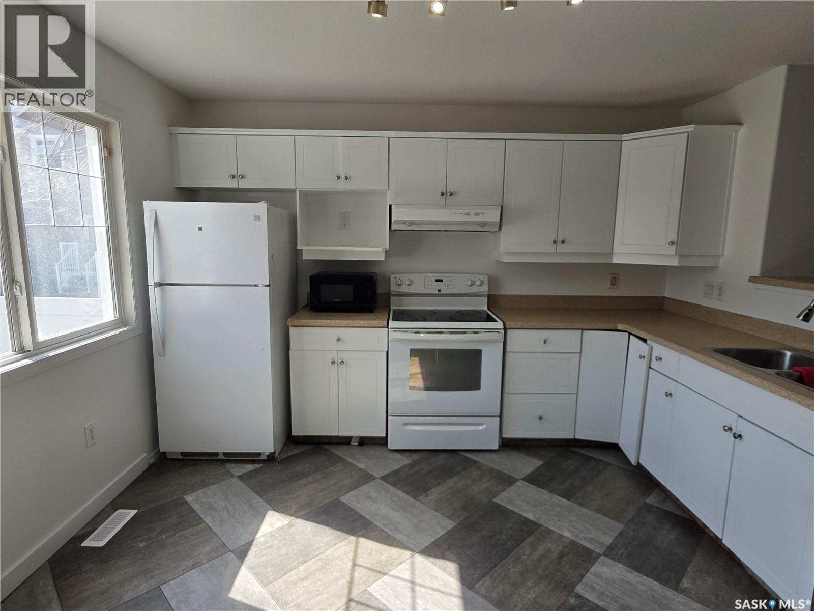 2195 Toronto Street, Regina, SK - Indoor Photo Showing Kitchen