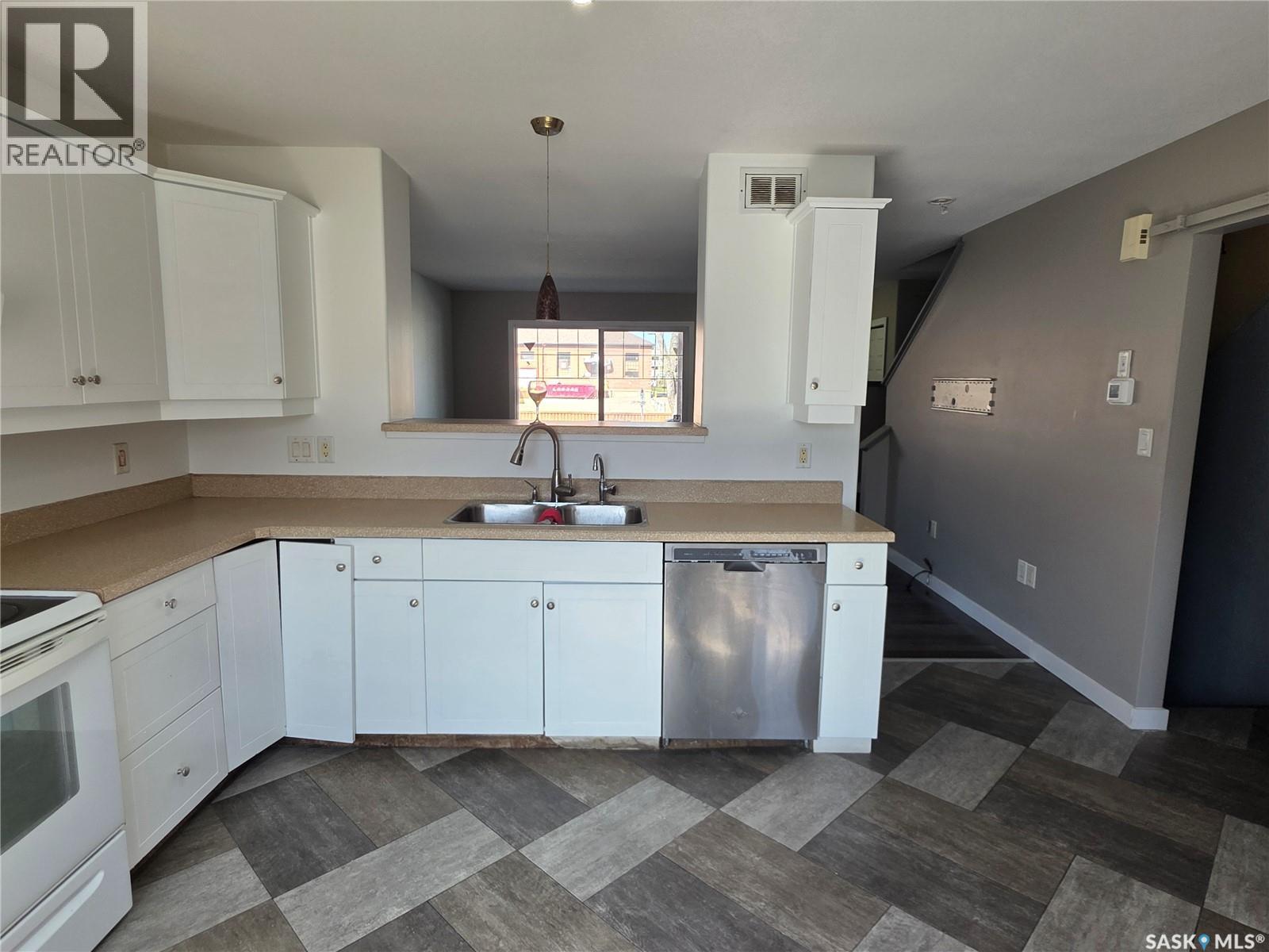 2195 Toronto Street, Regina, SK - Indoor Photo Showing Kitchen With Double Sink