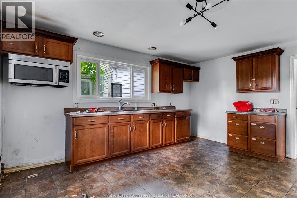 982 Bridge, Windsor, ON - Indoor Photo Showing Kitchen With Double Sink