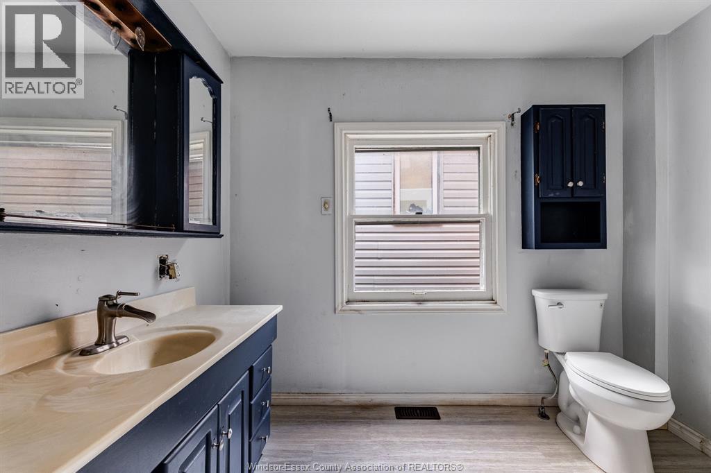 982 Bridge, Windsor, ON - Indoor Photo Showing Bathroom