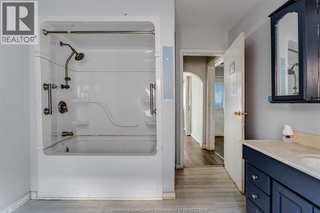 982 Bridge, Windsor, ON - Indoor Photo Showing Bathroom