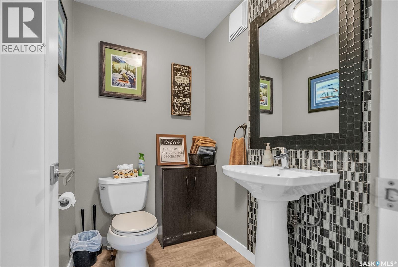 727 6Th Avenue N, Saskatoon, SK - Indoor Photo Showing Bathroom