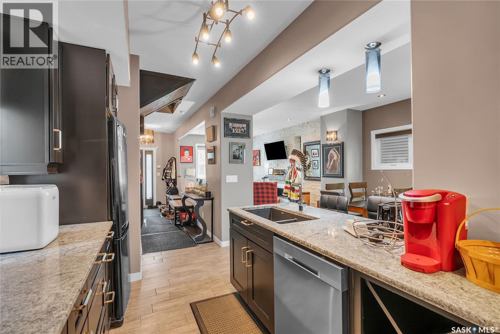 727 6Th Avenue N, Saskatoon, SK - Indoor Photo Showing Kitchen With Double Sink
