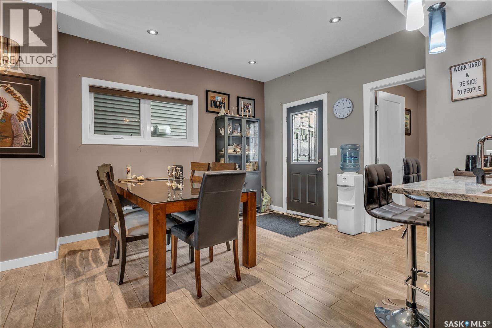 727 6Th Avenue N, Saskatoon, SK - Indoor Photo Showing Dining Room