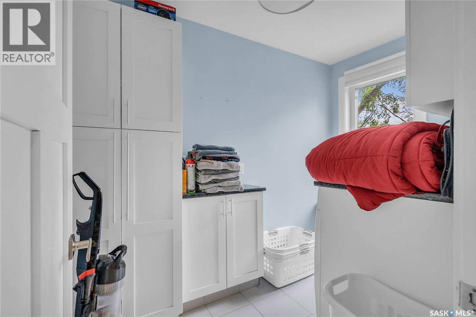 727 6Th Avenue N, Saskatoon, SK - Indoor