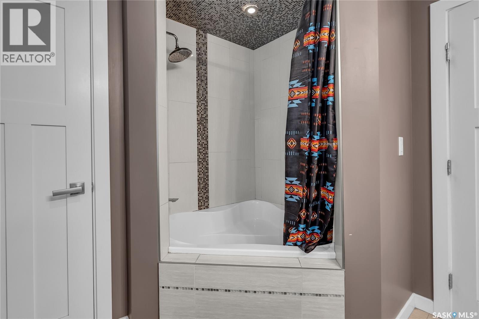 727 6Th Avenue N, Saskatoon, SK - Indoor