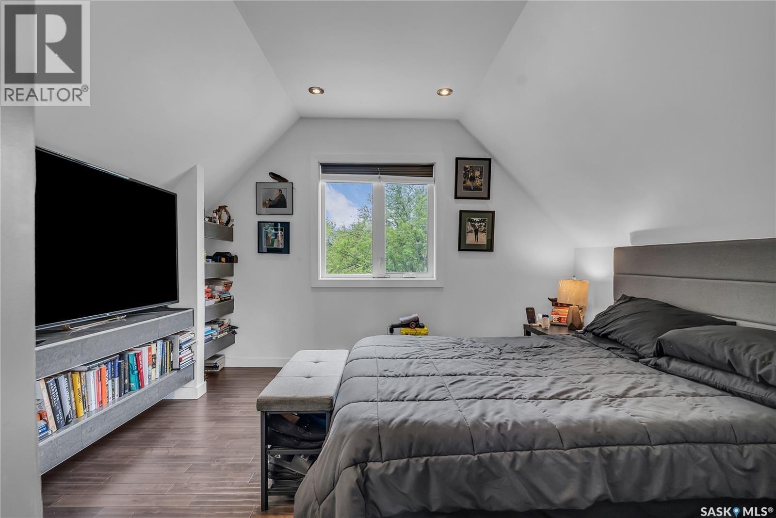 727 6Th Avenue N, Saskatoon, SK - Indoor Photo Showing Bedroom