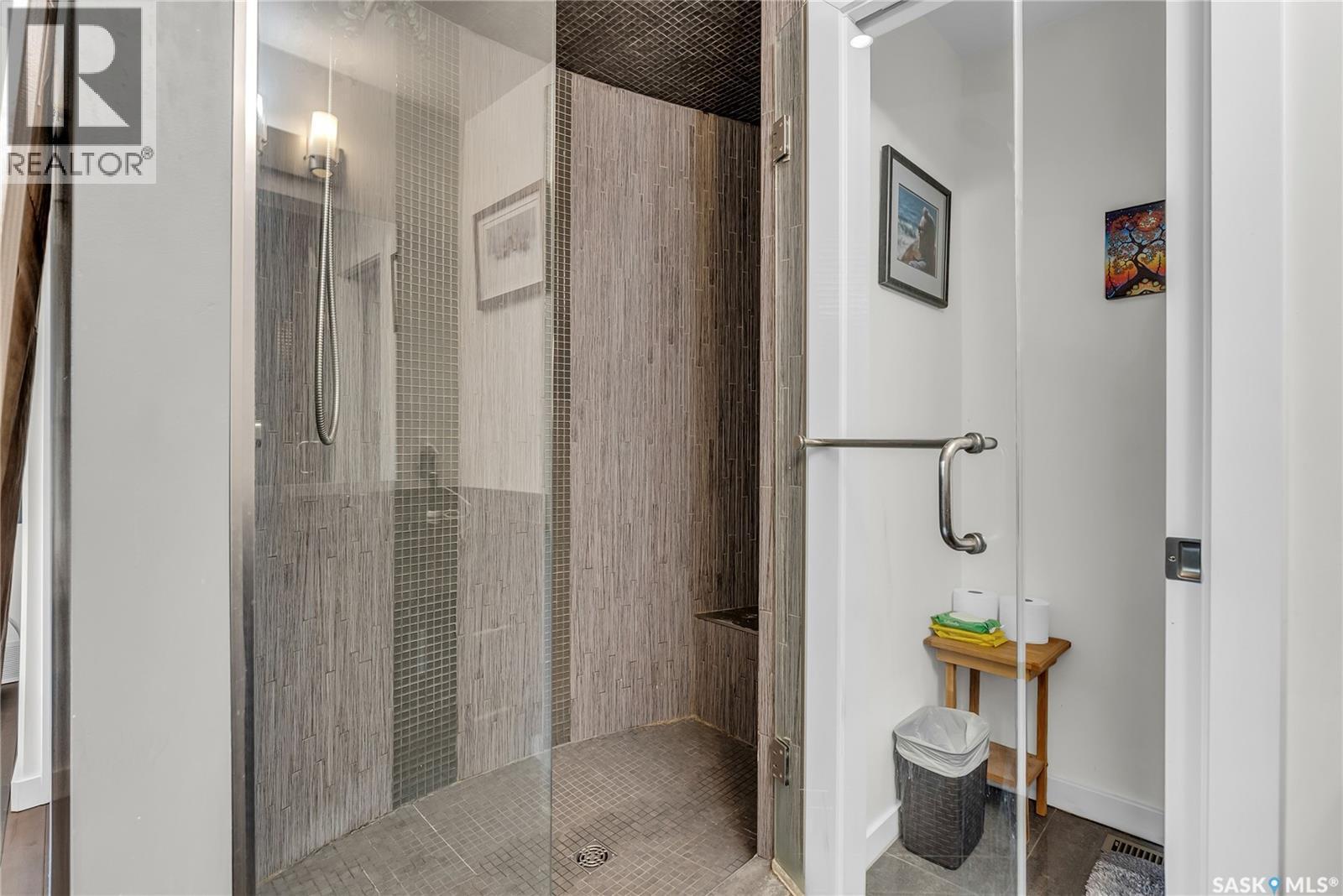 727 6Th Avenue N, Saskatoon, SK - Indoor Photo Showing Bathroom