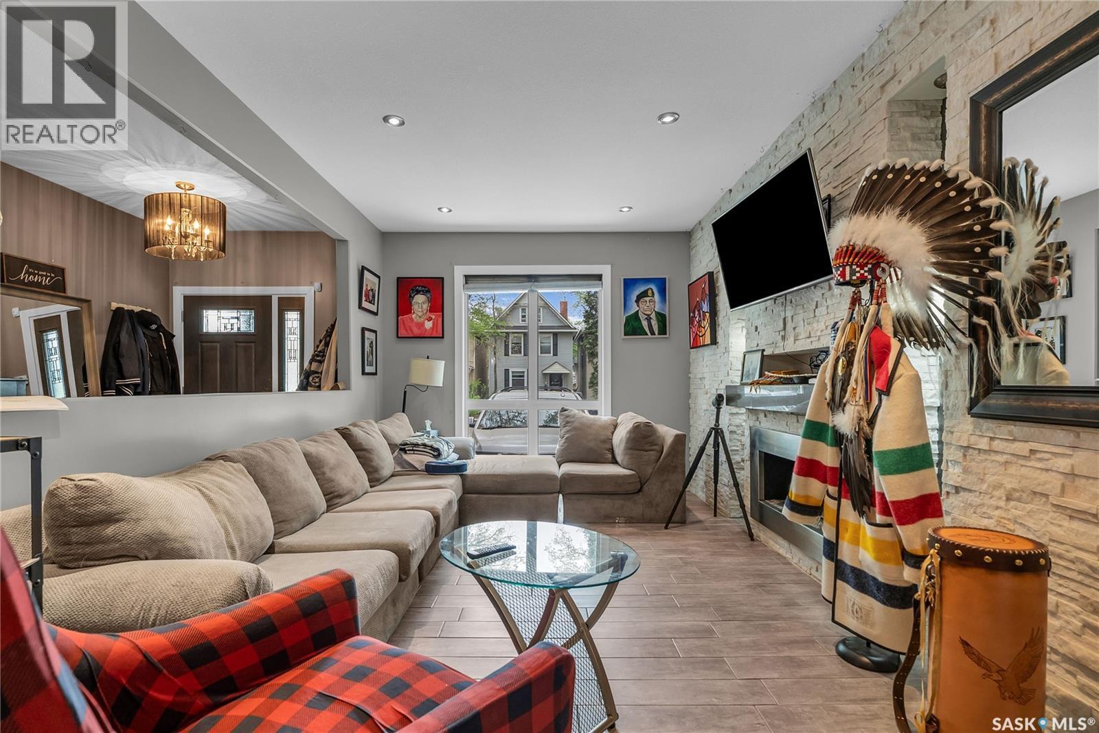 727 6Th Avenue N, Saskatoon, SK - Indoor Photo Showing Living Room