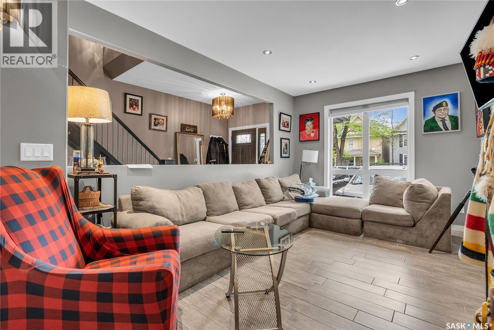 727 6Th Avenue N, Saskatoon, SK - Indoor Photo Showing Living Room