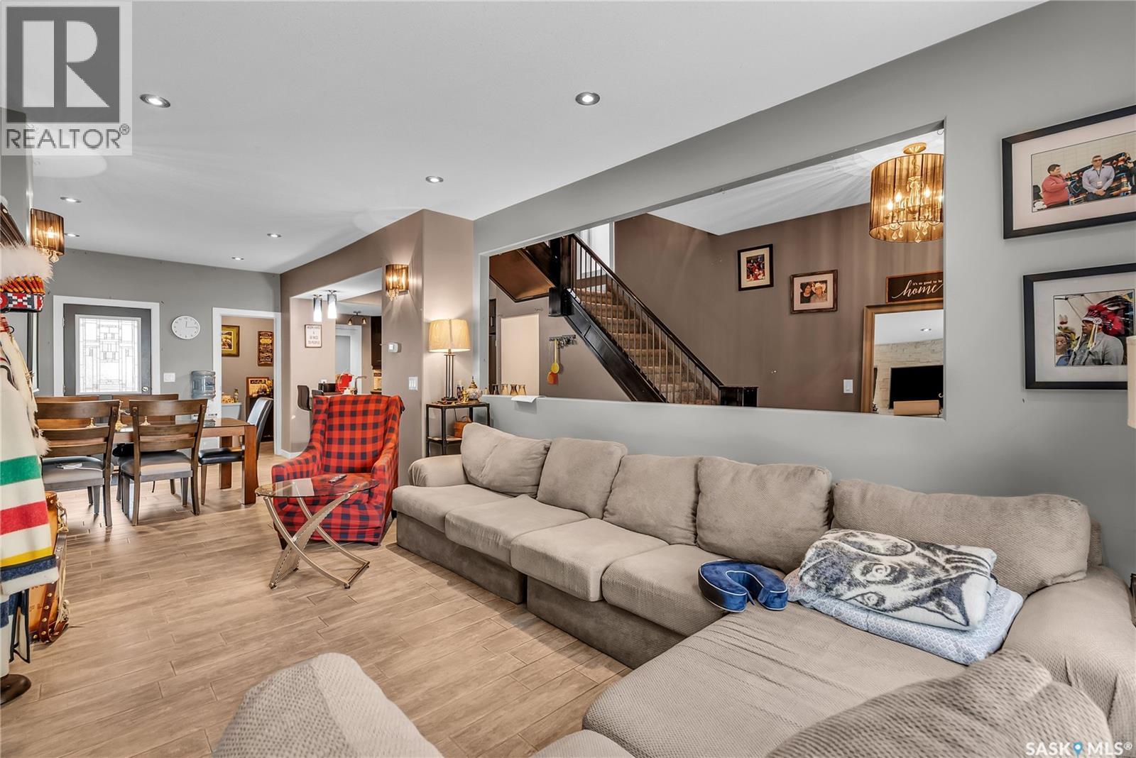 727 6Th Avenue N, Saskatoon, SK - Indoor Photo Showing Living Room