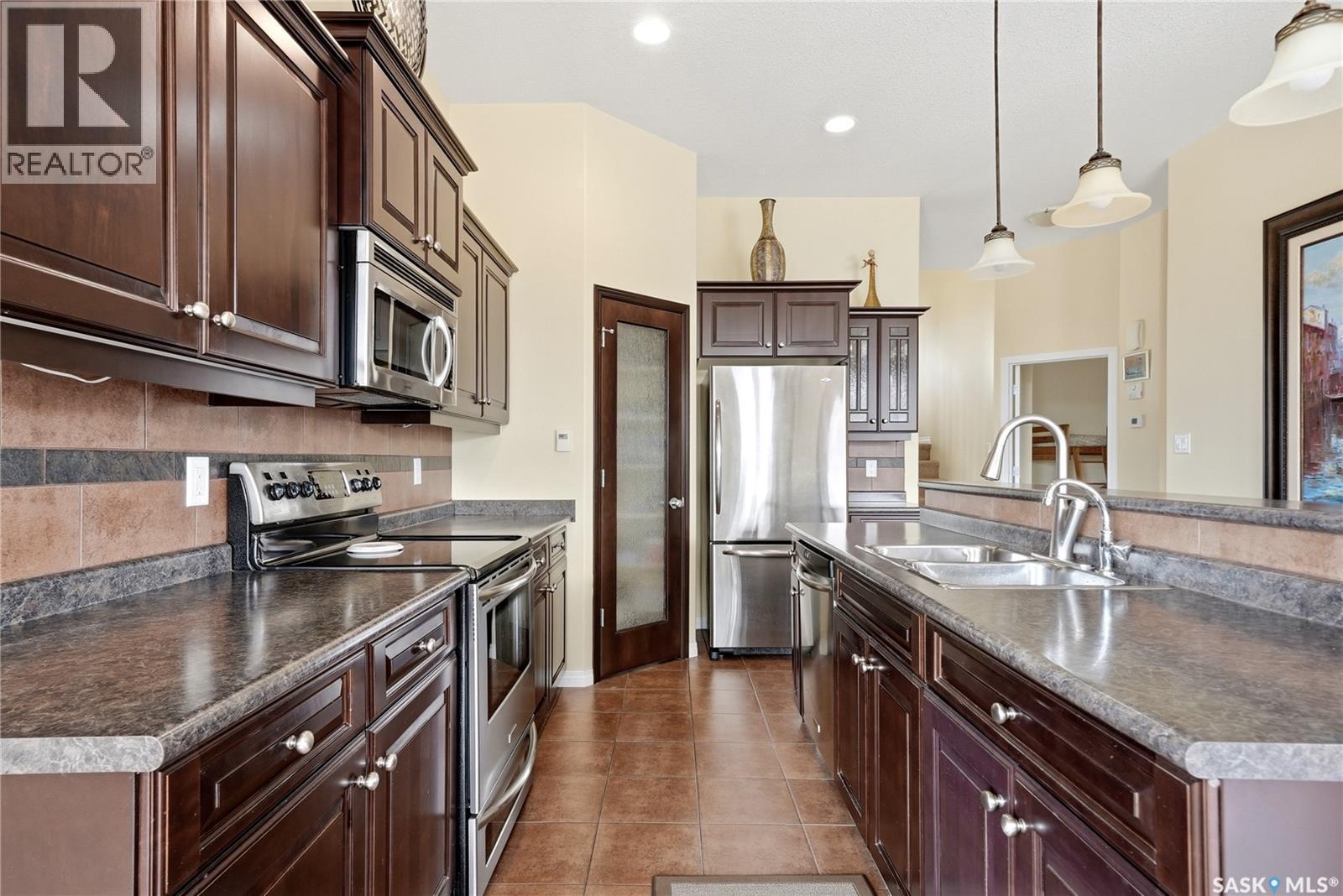 2534 Windsor Park Road, Regina, SK - Indoor Photo Showing Kitchen With Stainless Steel Kitchen With Double Sink With Upgraded Kitchen