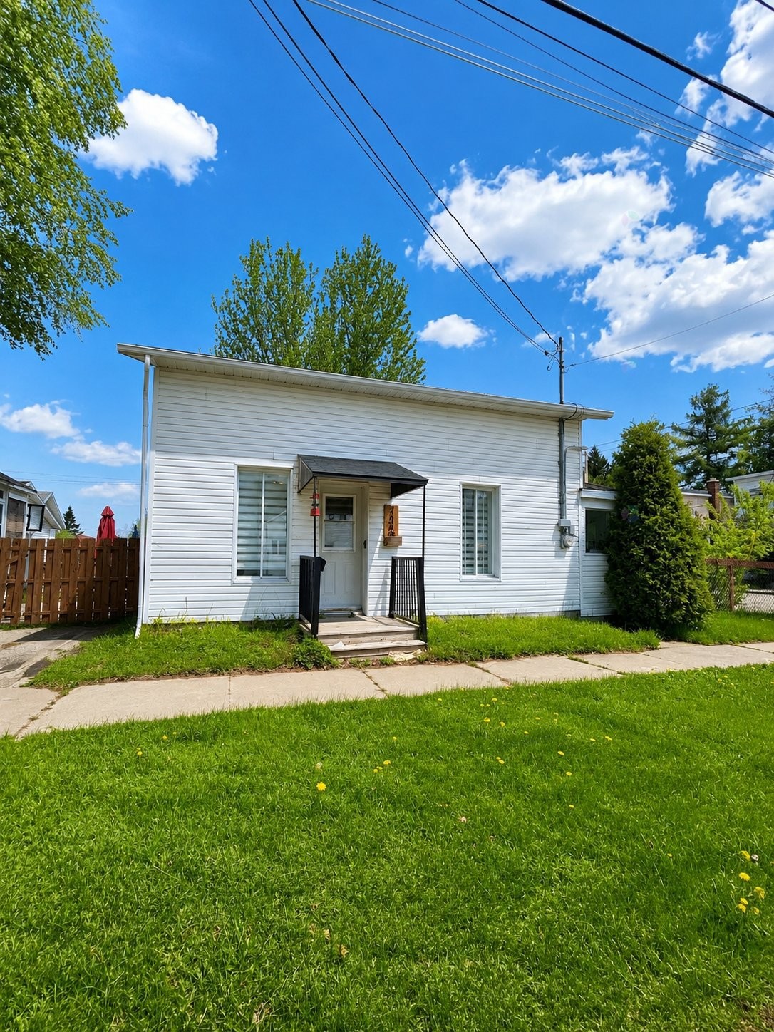 Front of Structure - 700 11E Avenue, Shawinigan, QC - Outdoor